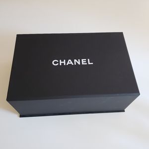 Chanel box with magnetic closure pristine conditio